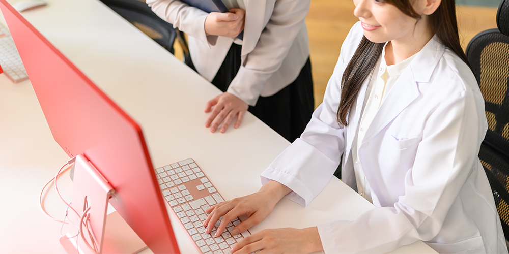 PCに向かう女性スタッフ2名