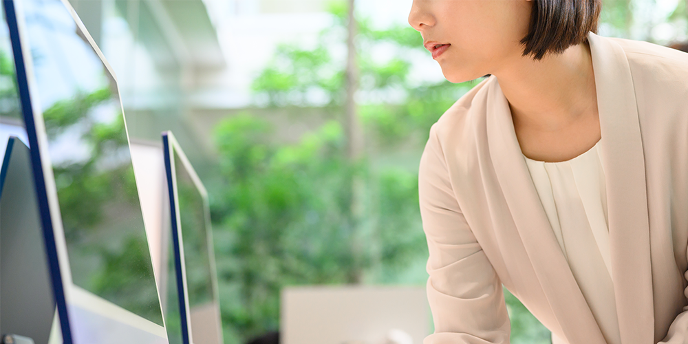 PCに向かう女性スタッフ