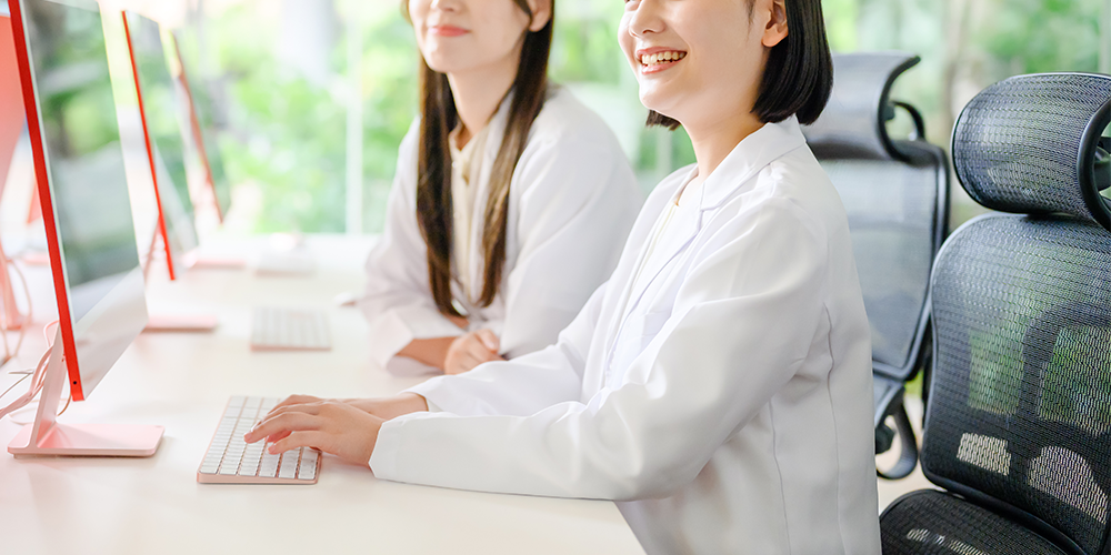 PC席で笑顔の女性スタッフ2名