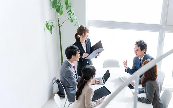 社員で話し合いするイメージ