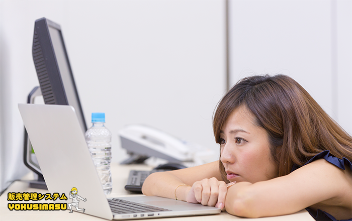 PCデータを失いPCの前で困る女性「販売管理システムYOKUSIMASU」
